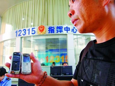 王先生花9万余元买的两台“天价”手机频出故障,给自己带来不少麻烦。周斌 摄